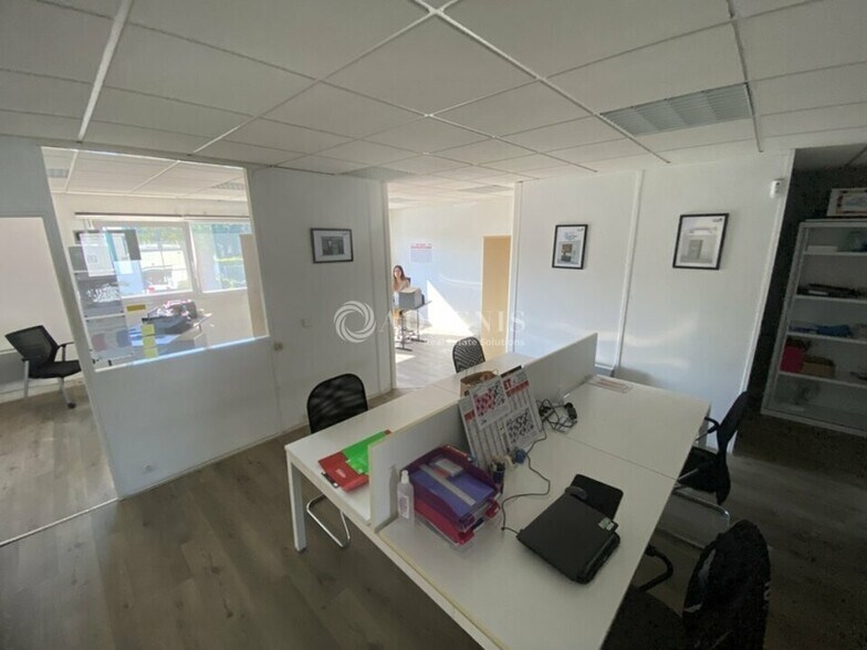 Flex in Trappes for lease - Interior Photo - Image 2 of 4
