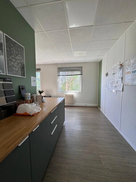 Local d'activités dans Osny à vendre - Photo du bâtiment - Image 2 de 18