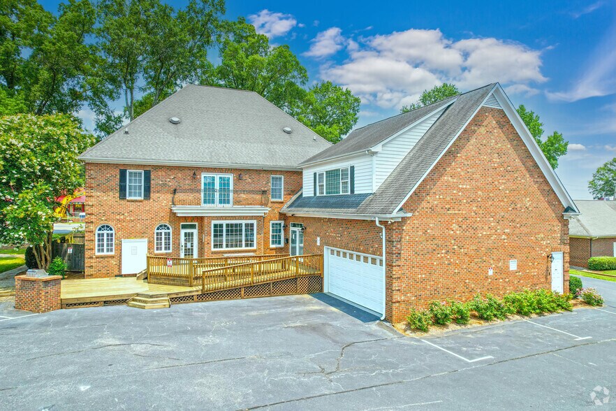 5940 Monroe Rd, Charlotte, NC à louer - Photo du b timent - Image 3 de 9