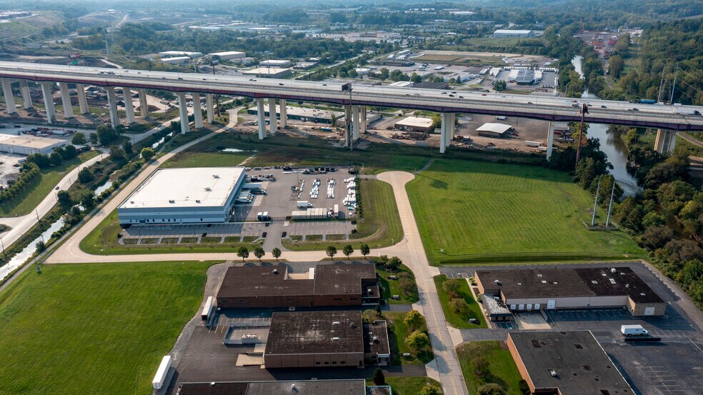 Cloverleaf Pky, Valley View, OH à vendre - Photo du bâtiment - Image 2 de 4