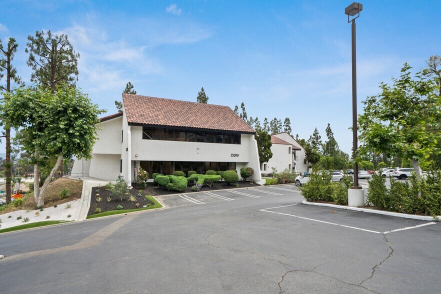 25200 La Paz Rd, Laguna Hills, CA à louer - Photo du bâtiment - Image 2 de 13