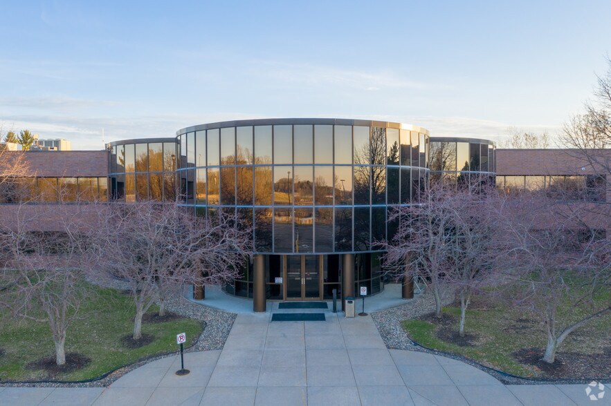 3507 Highpoint Dr N, Oakdale, MN for lease - Primary Photo - Image 1 of 17