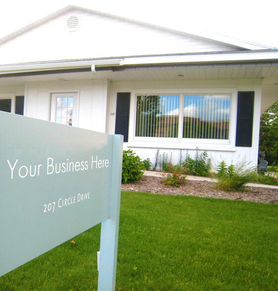207 Circle Dr, Traverse City, MI à vendre - Photo du bâtiment - Image 2 de 9