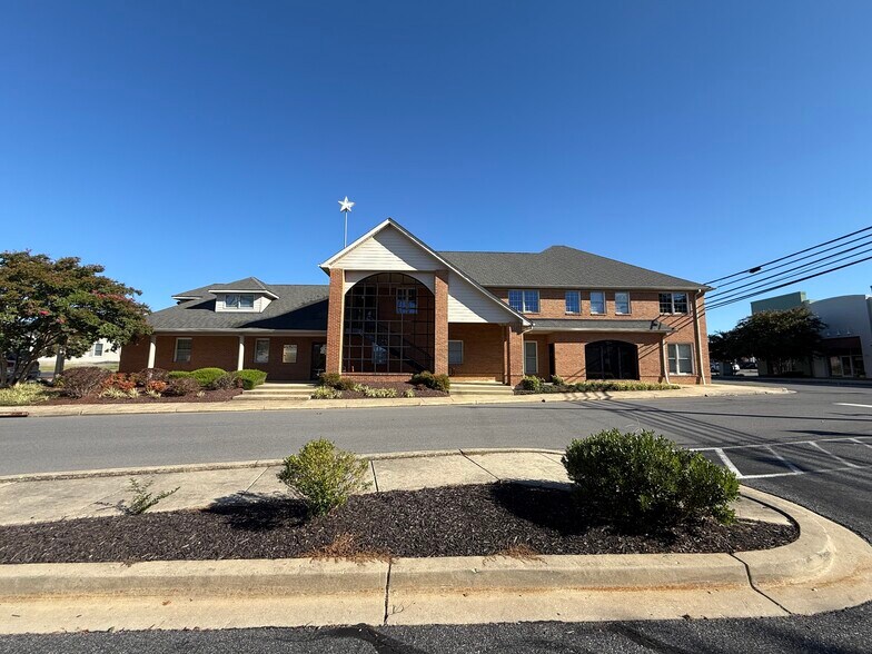 200 Howard Street #101 & 201 portefeuille de 2 propriétés à vendre sur LoopNet.ca - Photo du bâtiment - Image 2 de 10