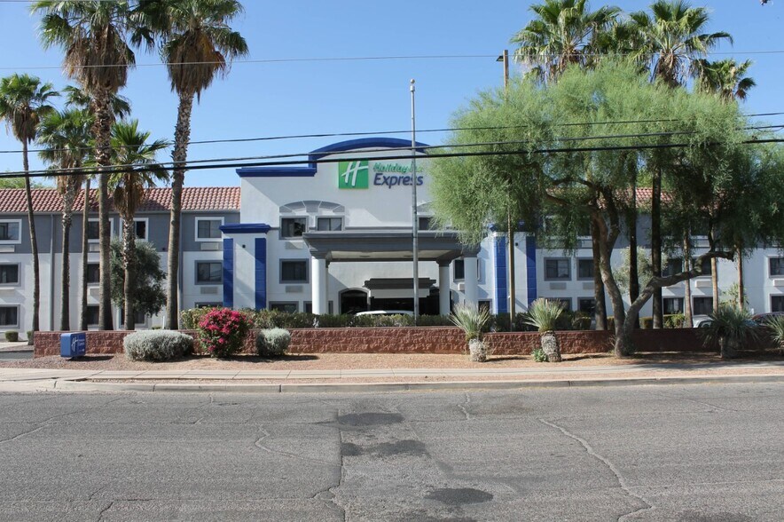2548 E Medina Rd, Tucson, AZ à vendre - Photo du bâtiment - Image 2 de 13