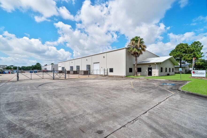 5119 Hiltonview Rd, Houston, TX for lease - Building Photo - Image 1 of 47