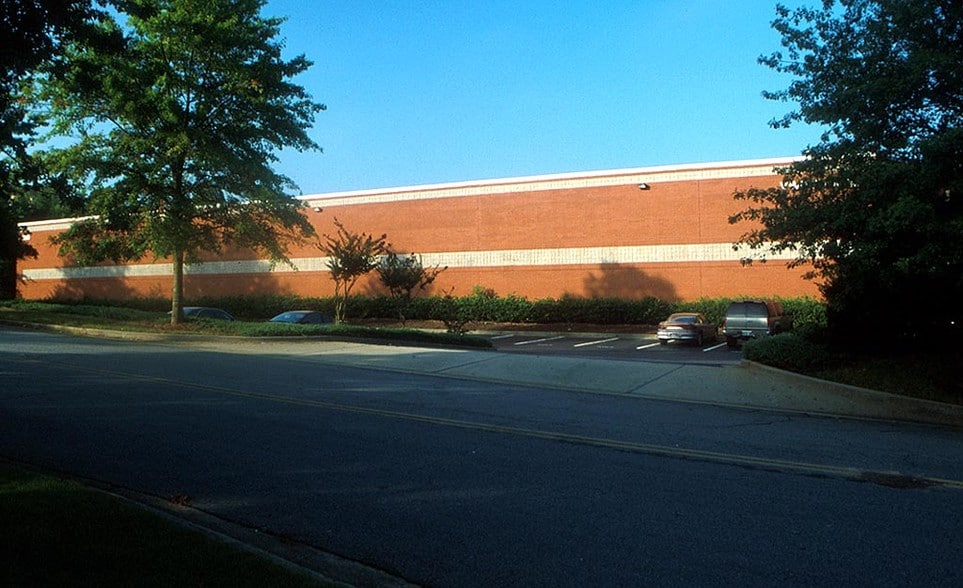 1230 Kennestone Cir, Marietta, GA for lease - Building Photo - Image 2 of 6