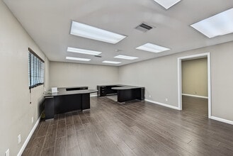 900-950 NE 40th Ct, Oakland Park, FL à louer Photo intérieure- Image 1 de 18