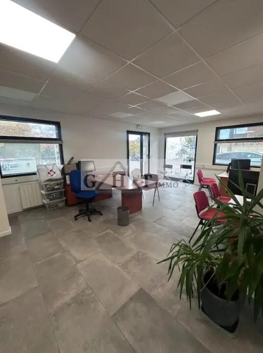 Office in Villeneuve-le-Roi for lease Building Photo- Image 1 of 5