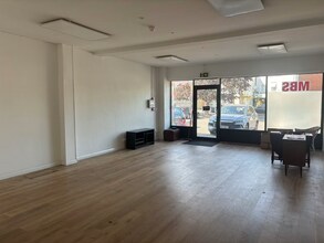 11-13 Station Para, Cookham for lease Interior Photo- Image 1 of 4