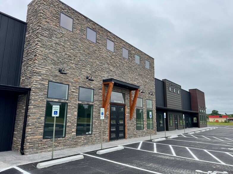 2355 Center St, Fayetteville, AR à louer - Photo du bâtiment - Image 3 de 10