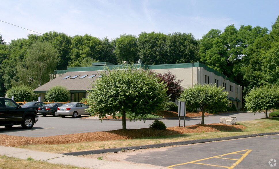 2189 Silas Deane Hwy, Rocky Hill, CT à louer - Photo du bâtiment - Image 3 de 10