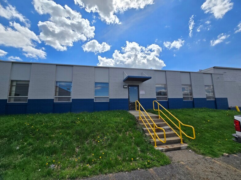 557 E Tallmadge Ave, Akron, OH à louer - Photo du bâtiment - Image 3 de 16