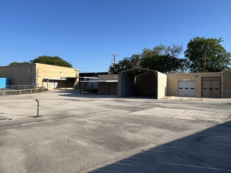 2502 Harry Wurzbach Rd, San Antonio, TX for sale - Building Photo - Image 1 of 23