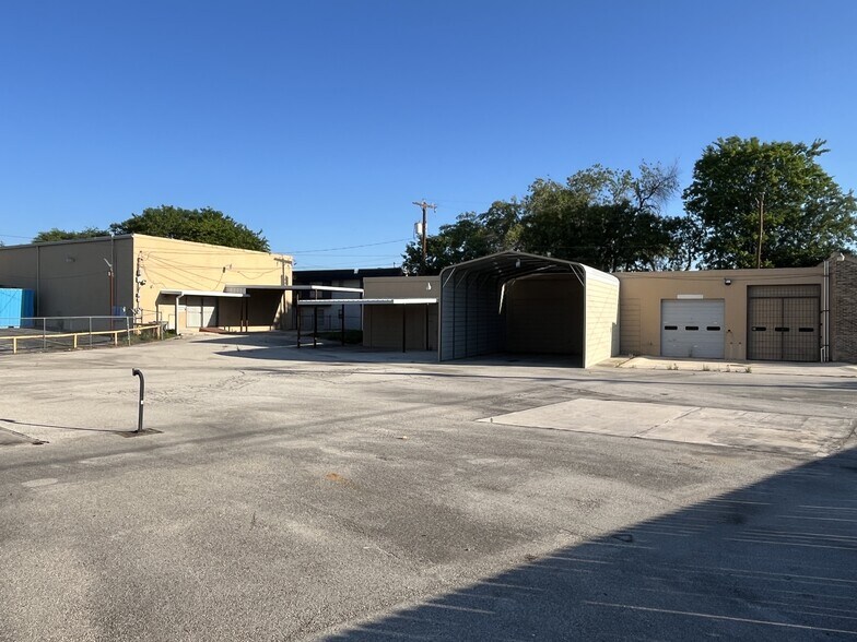 2502 Harry Wurzbach Rd, San Antonio, TX à vendre - Photo du bâtiment - Image 1 de 23