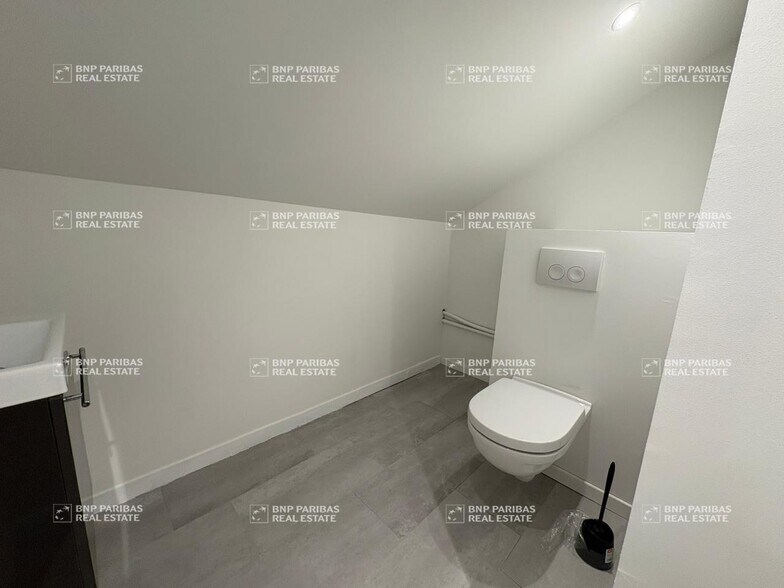 Office in Nantes for lease - Interior Photo - Image 2 of 28