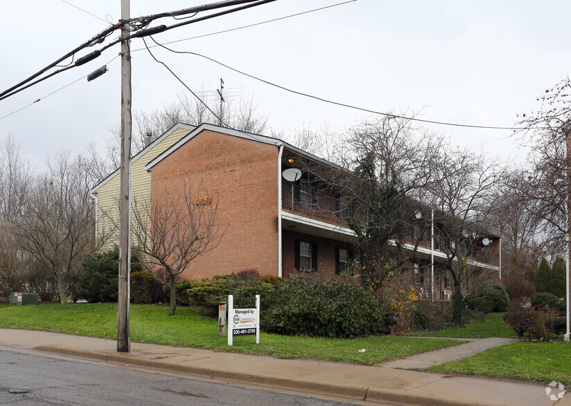 1757 S Arlington St, Akron, OH à vendre - Photo du bâtiment - Image 1 de 36