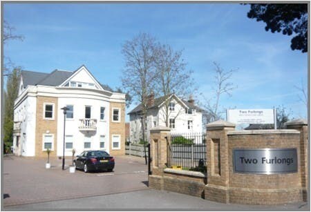 Portsmouth Rd, Esher à louer - Photo du bâtiment - Image 2 de 7