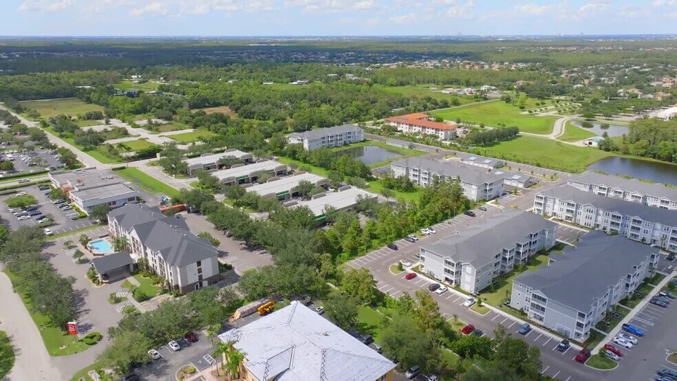 8991 Daniels Center Dr, Fort Myers, FL à vendre - Vidéo sur l’inscription commerciale - Image 3 de 16