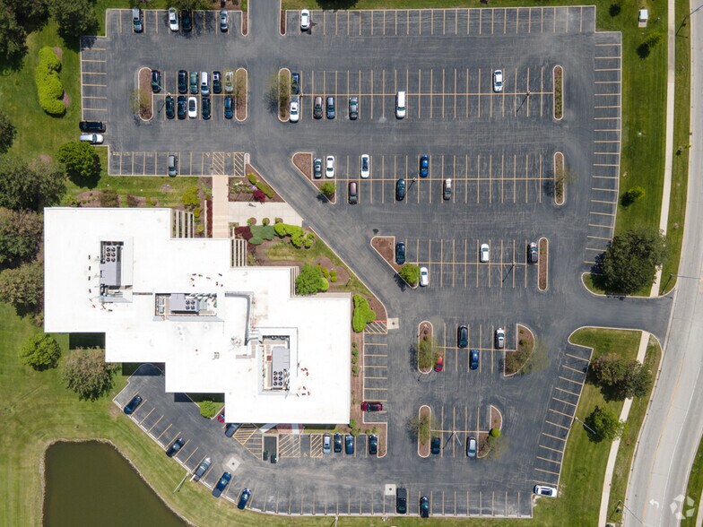 900 Oakmont Ln, Westmont, IL à louer - Aérien - Image 3 de 11