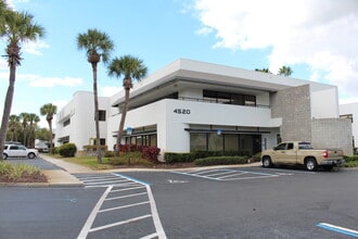 4524 Oak Fair Blvd, Tampa, FL à louer Photo du bâtiment- Image 1 de 10