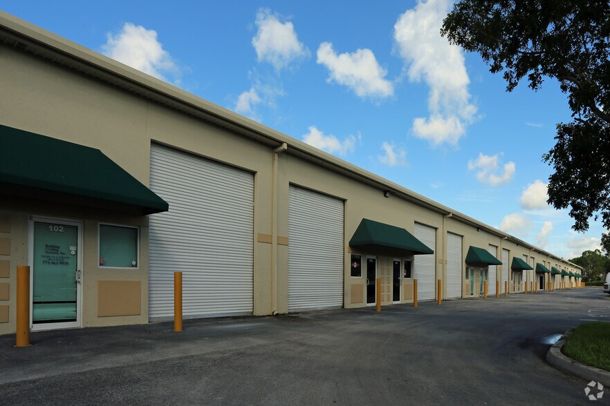 535-545 NW Mercantile Pl, Port Saint Lucie, FL à louer - Photo principale - Image 1 de 11