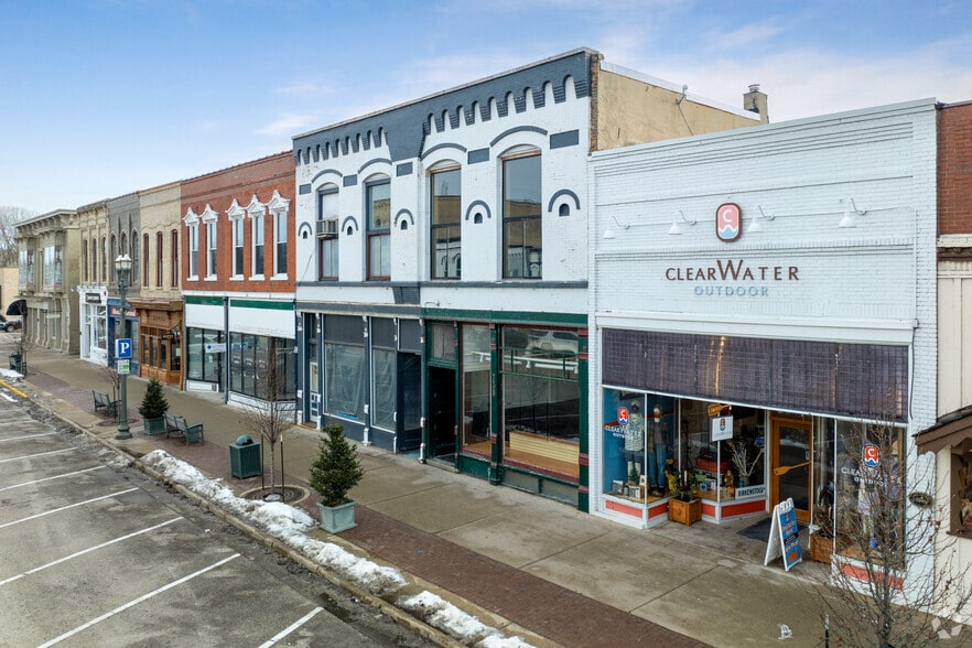 736 W Main St, Lake Geneva, WI à vendre - Photo du bâtiment - Image 2 de 5