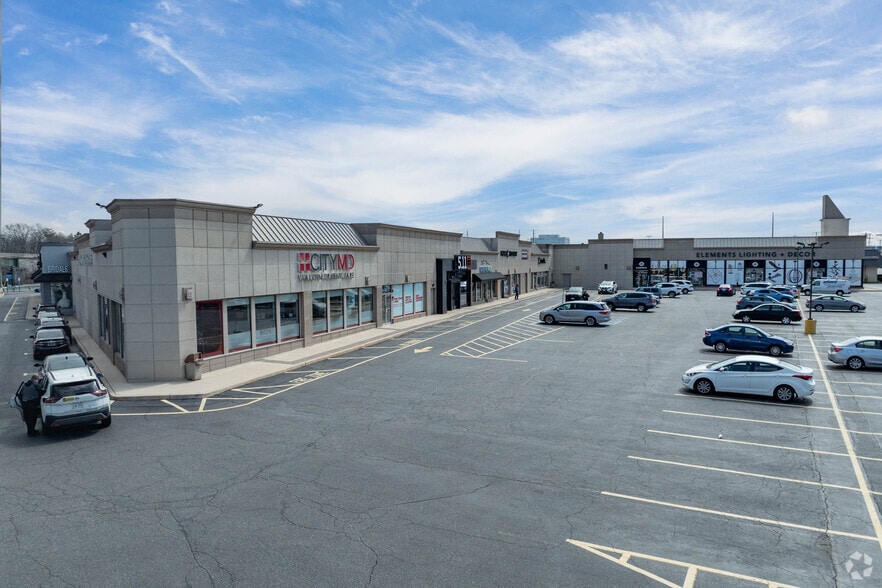 229-243 Glen Cove Rd, Carle Place, NY for lease - Building Photo - Image 3 of 5