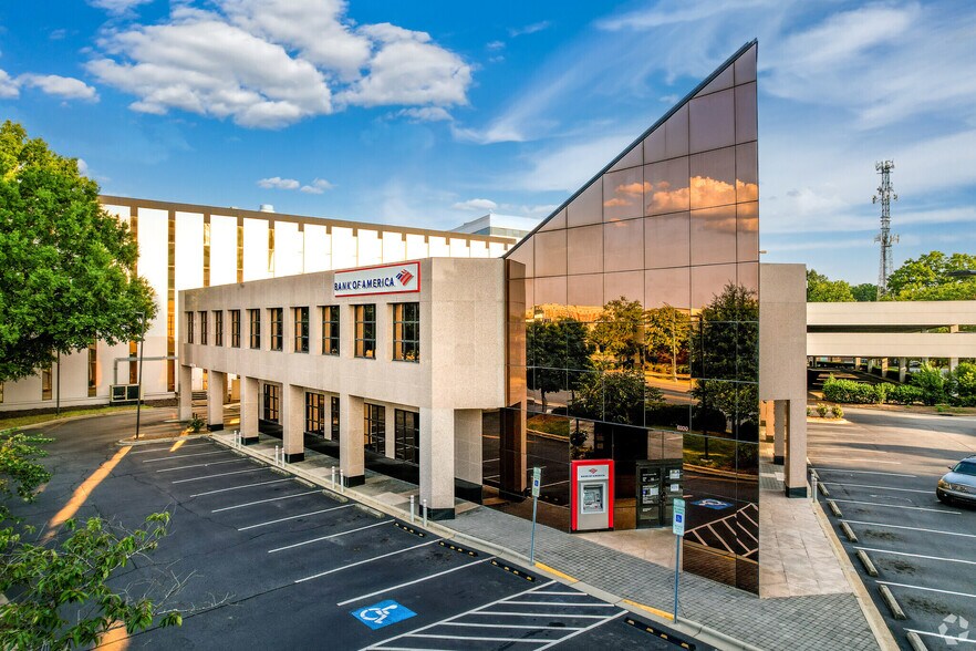 6200 Fairview Rd, Charlotte, NC à louer - Photo du bâtiment - Image 2 de 4