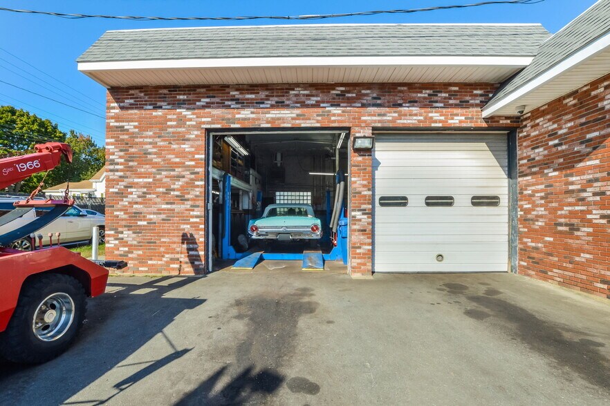 347 Dartmouth St, New Bedford, MA à vendre - Photo du bâtiment - Image 2 de 31