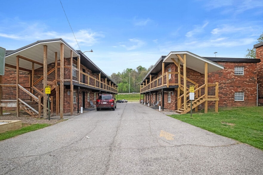 1607 Bigley Ave, Charleston, WV for sale - Primary Photo - Image 1 of 13