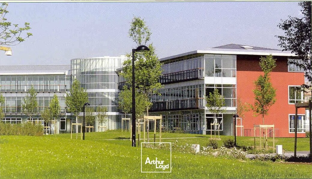 Office in Voisins-le-Bretonneux for lease Building Photo- Image 1 of 2