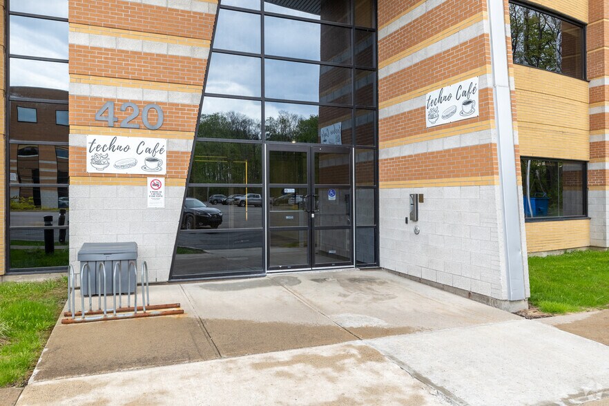 420 Boul Armand-Frappier, Laval, QC à louer - Photo du bâtiment - Image 3 de 15