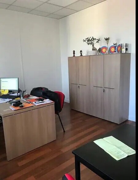 Office in Saint-Ouen-Sur-Seine for lease - Building Photo - Image 3 of 9