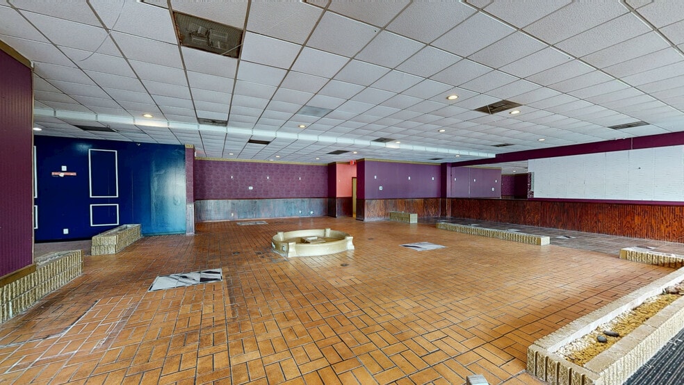 6289 N Oak Tfwy, Gladstone, MO for lease - Matterport 3D Scan - Image 2 of 10