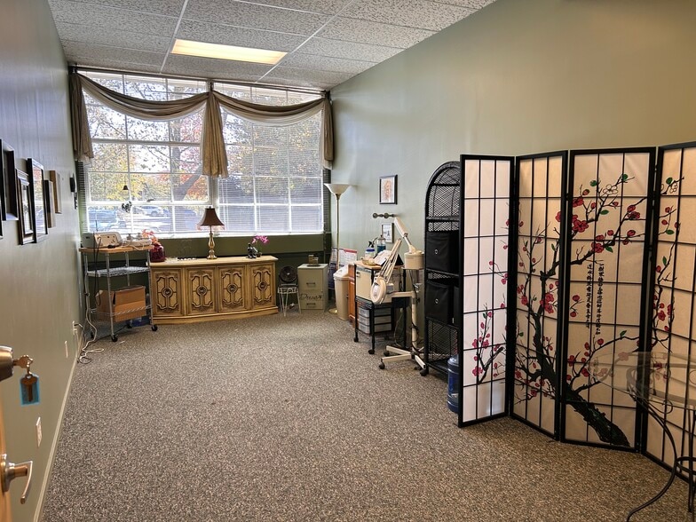 1095 Hendersonville Rd, Asheville, NC for lease - Interior Photo - Image 2 of 3