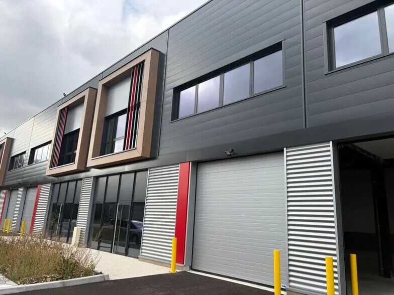 Flex dans Saint-Laurent-de-Mure à louer - Photo du bâtiment - Image 1 de 11