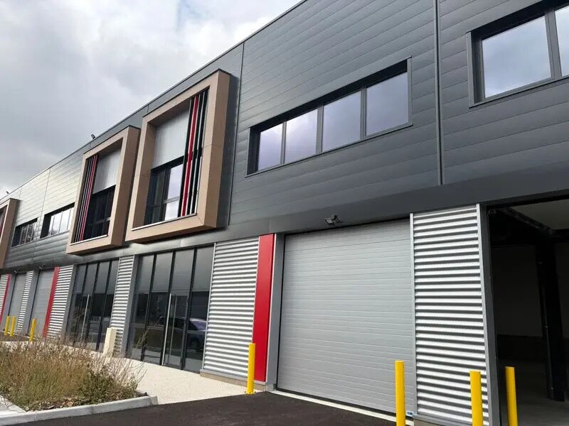 Flex in Saint-Laurent-de-Mure for lease Building Photo- Image 1 of 12