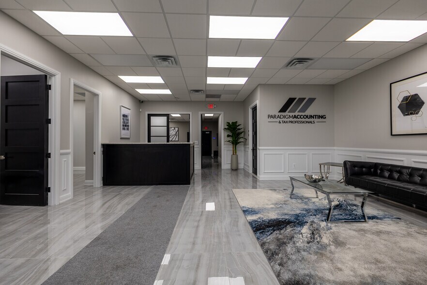 35211-35223 Ford Rd, Westland, MI à louer - Photo du bâtiment - Image 2 de 20