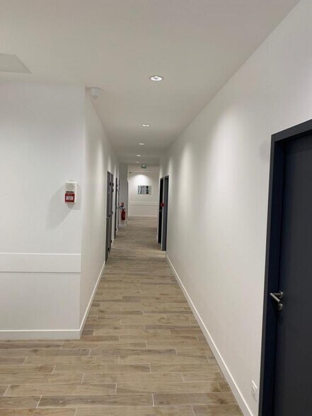 Office in Colombes for lease - Interior Photo - Image 2 of 7