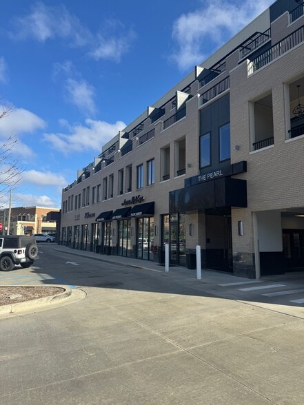 856 N Old Woodward Ave, Birmingham, MI à louer - Photo du bâtiment - Image 1 de 14