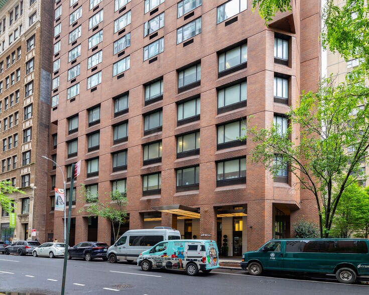 30 W 61st St, New York, NY à louer - Photo du bâtiment - Image 2 de 9