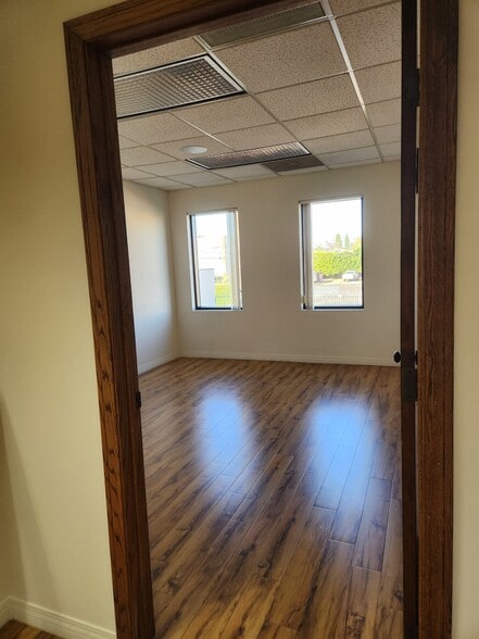 14942 Delano St, Van Nuys, CA for lease - Building Photo - Image 2 of 17