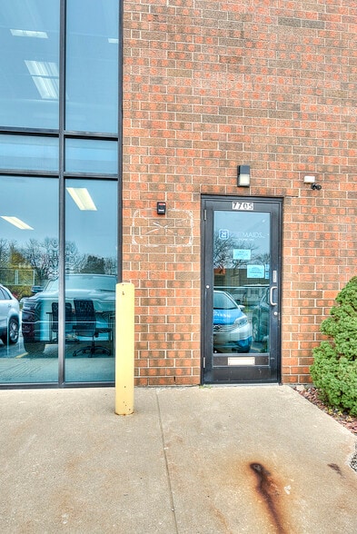 7705 W 96th Pl, Hickory Hills, IL à louer - Photo du bâtiment - Image 2 de 11