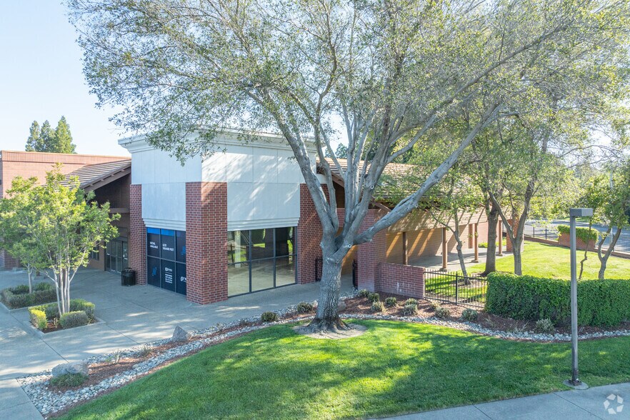 2095-2180 Golden Centre Ln, Gold River, CA à louer - Photo du bâtiment - Image 3 de 14