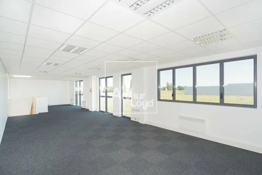 Flex in Lieusaint for sale - Building Photo - Image 3 of 6