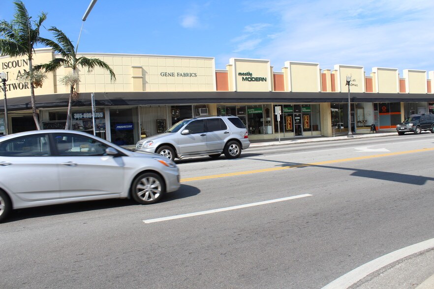 801-819 NE 125th St, North Miami, FL à louer - Photo du bâtiment - Image 2 de 4