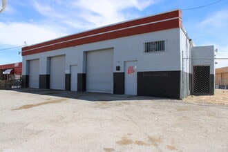 3333 Yarbrough Dr, El Paso, TX à louer Photo du bâtiment- Image 2 de 11