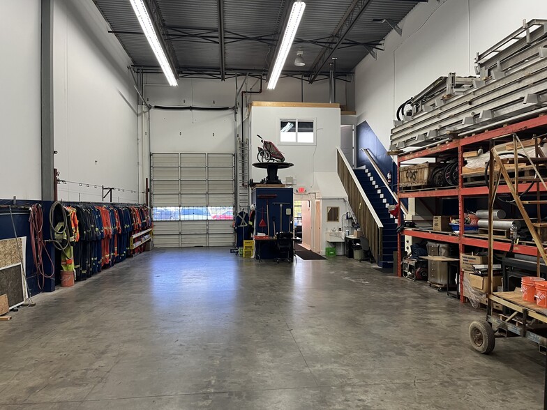 17358 104A Ave, Surrey, BC à vendre - Photo du bâtiment - Image 3 de 3