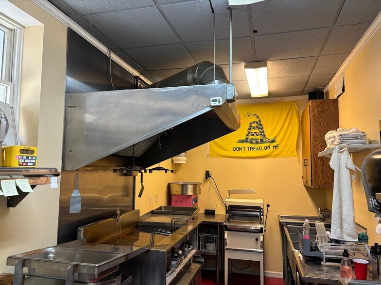 222 Logan St, Dennison, OH for sale - Interior Photo - Image 2 of 19